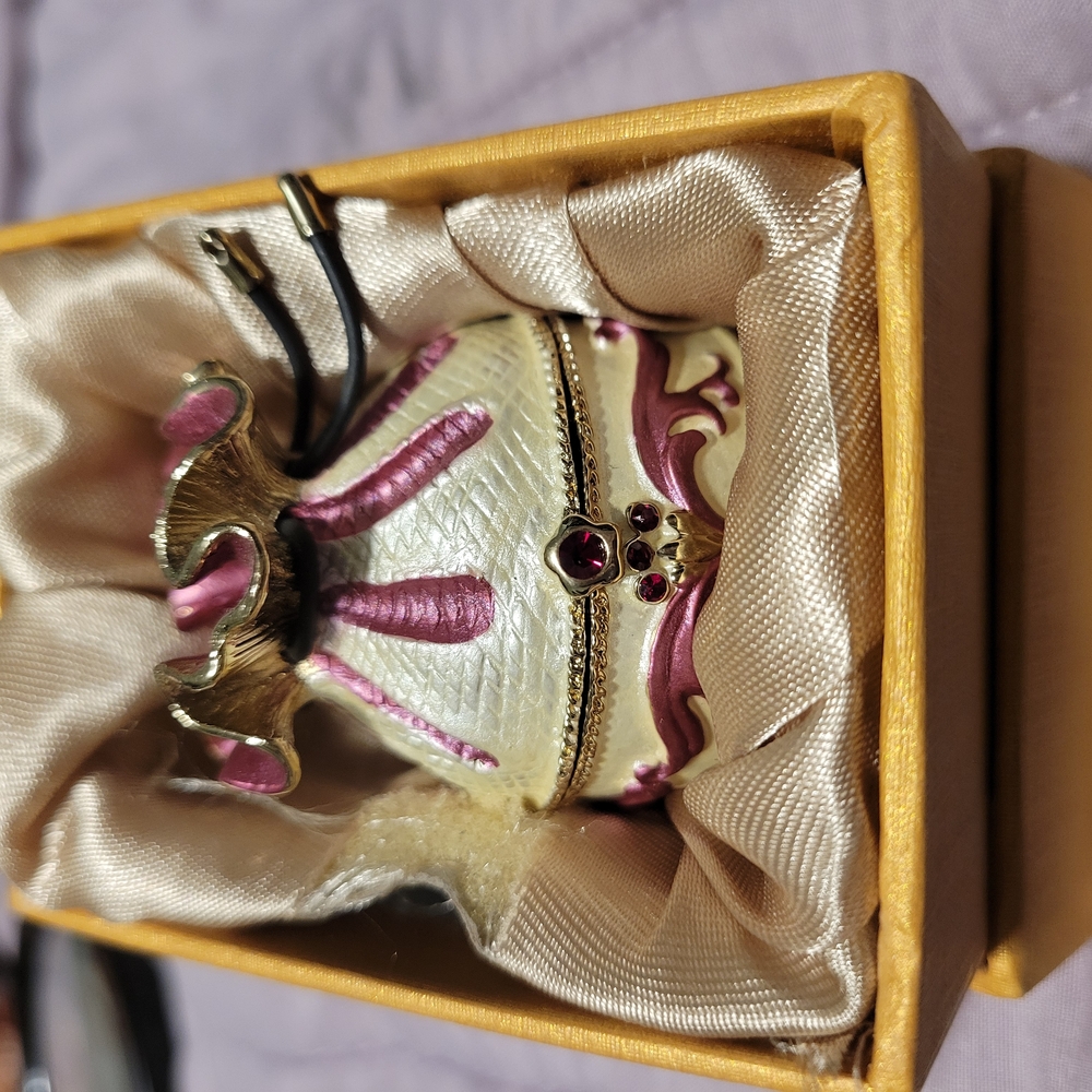 Elegant Pink and Gold Jewelry Box